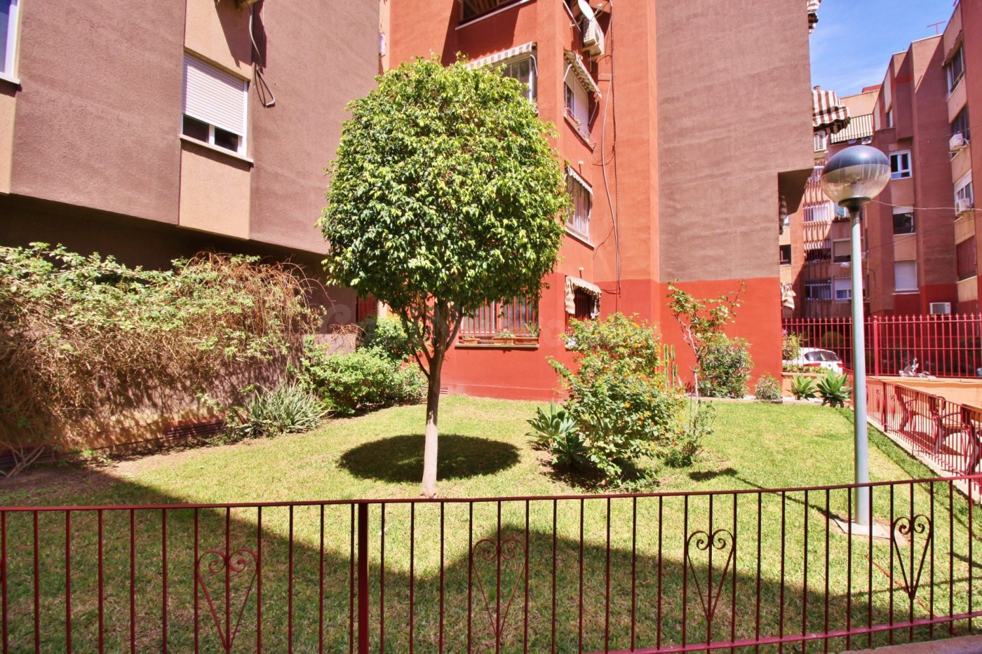Amplia vivienda esquina con urbanización cerrada.