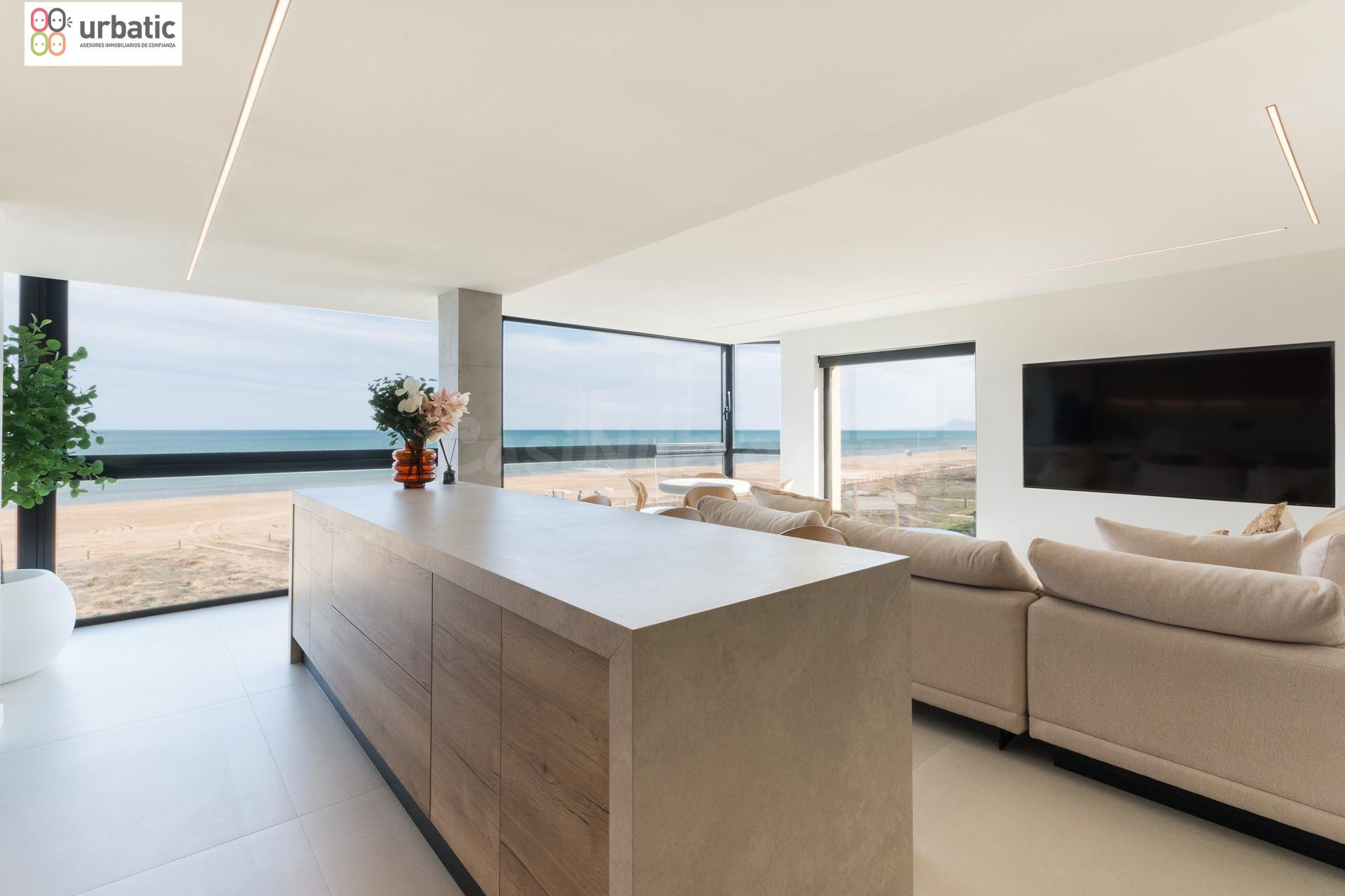 Exclusivo Apartamento Reformado en Primera Línea de Playa en - foto 2
