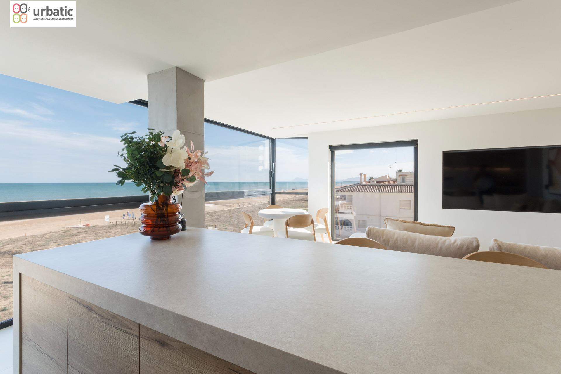 Exclusivo Apartamento Reformado en Primera Línea de Playa en - foto 3