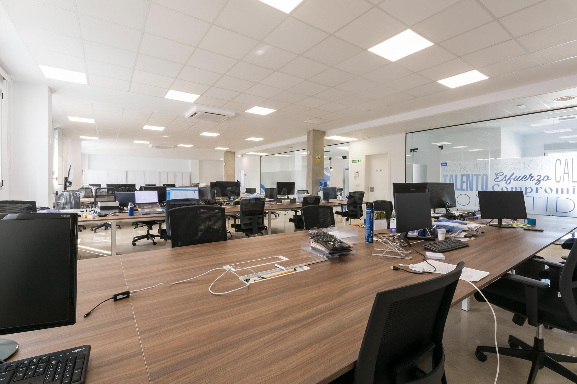 Oficinas en Zona Premium - Amplios Espacios de Trabajo