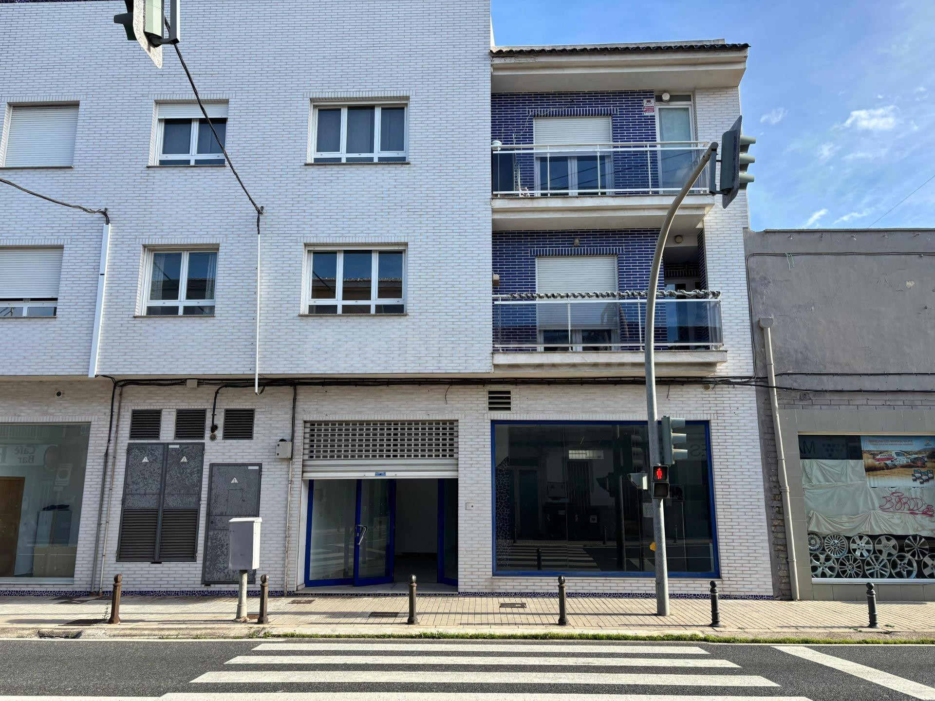 Local comercial a estrenar con gran fachada y máxima visibil