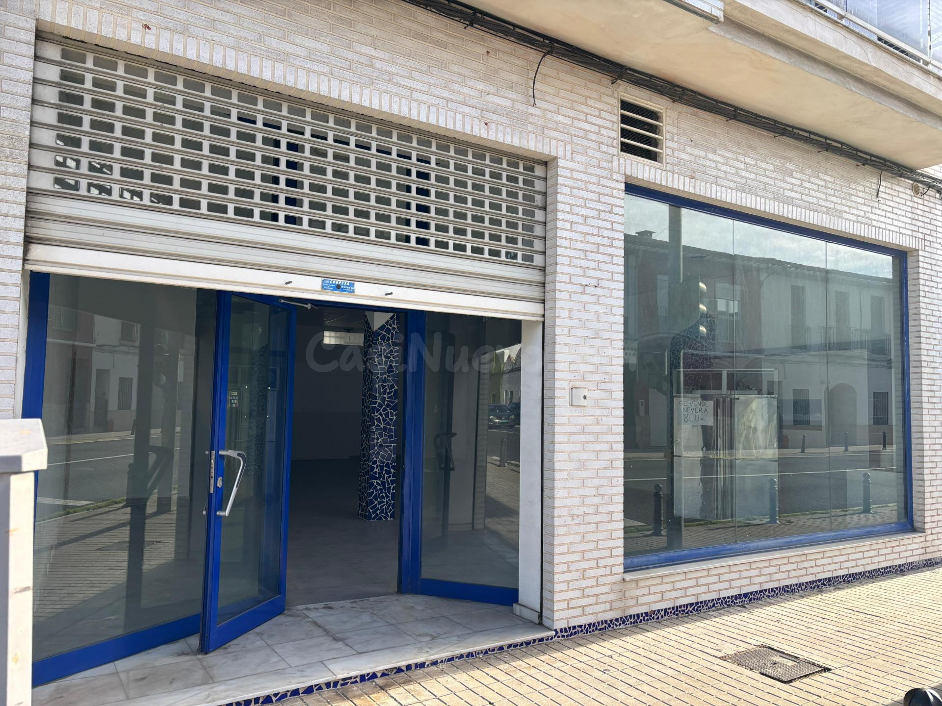 Local comercial a estrenar con gran fachada y máxima visibil - foto 2