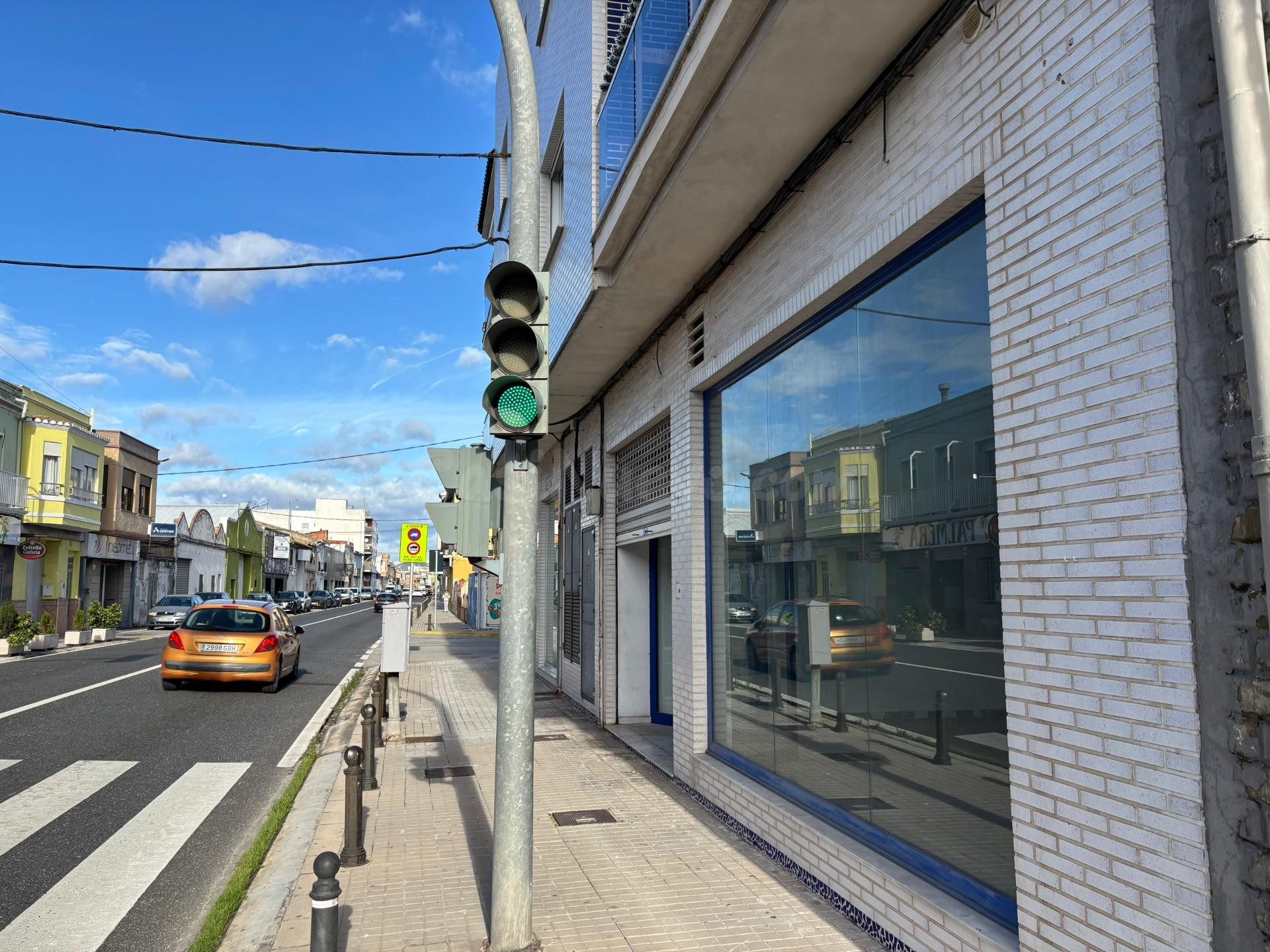 Local comercial a estrenar con gran fachada y máxima visibil - foto 3