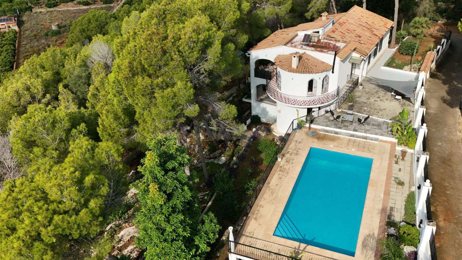 Villa de Ensueño entre Pinares con 3 Viviendas Independiente - foto 2