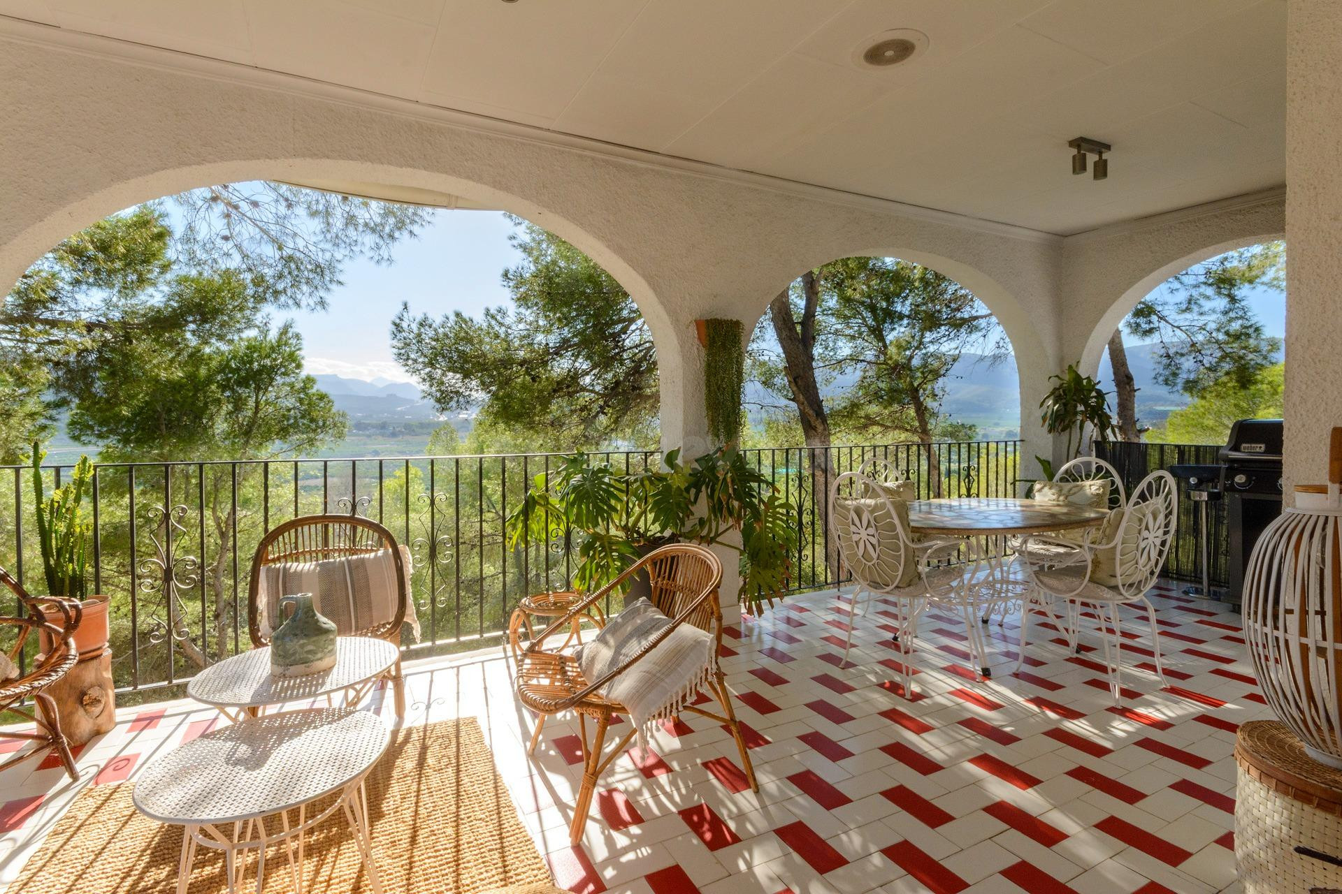 Villa de Ensueño entre Pinares con 3 Viviendas Independiente - foto 4