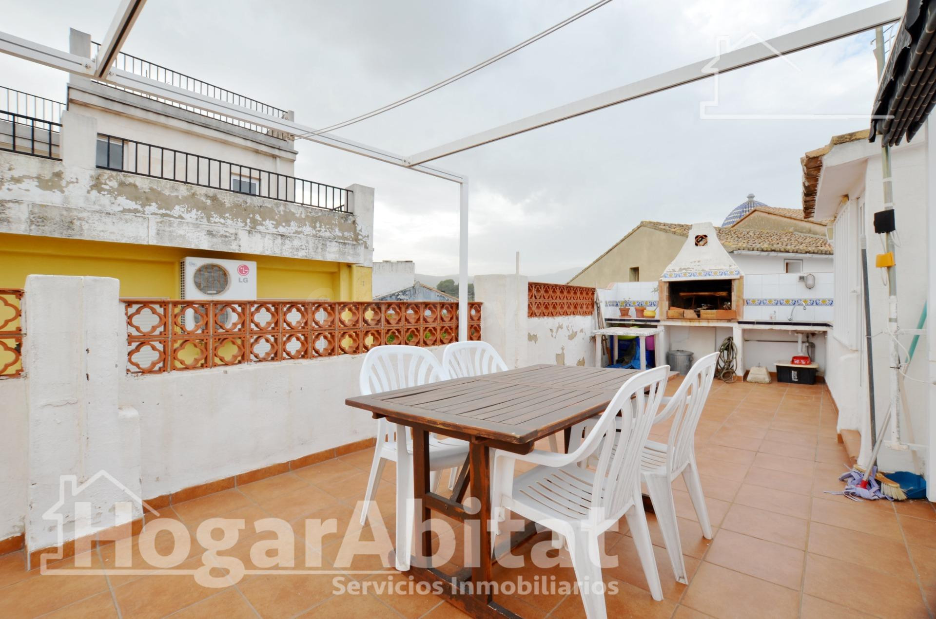 AMPLIA CASA  REFORMADA ESQUNERA CON TERRAZA Y BARBACOA