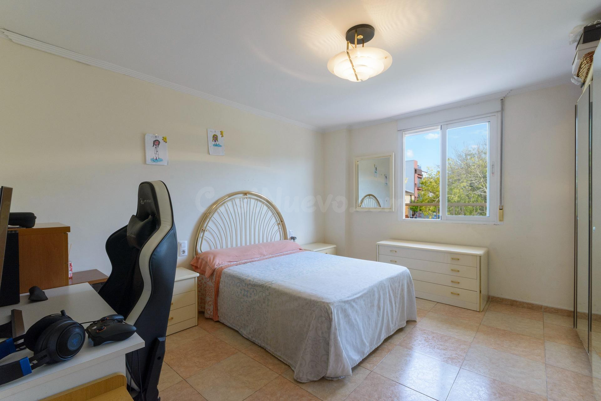 Amplio y luminoso piso de 2 habitaciones y 2 baños en Gandia - foto 3