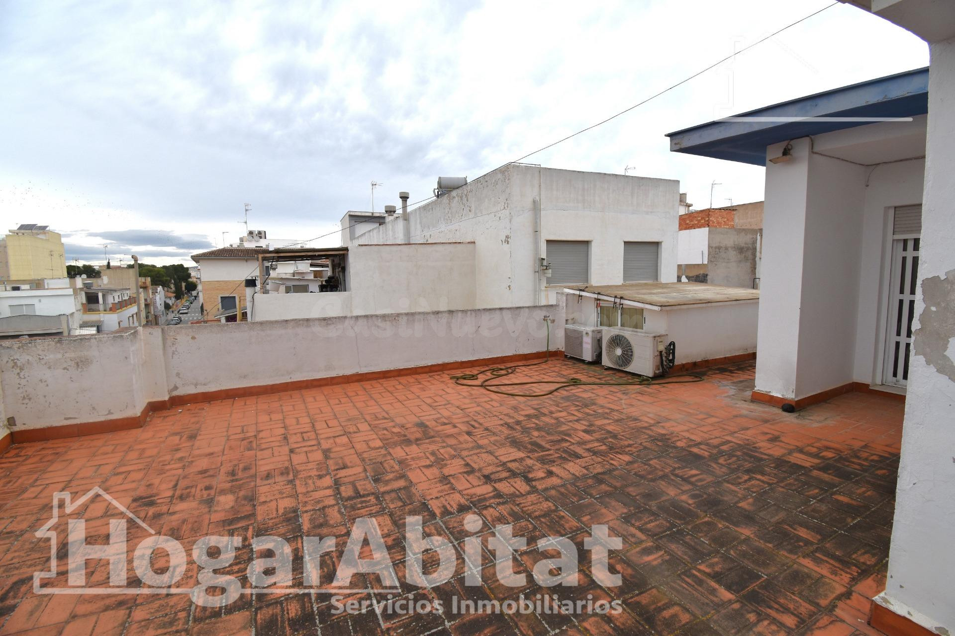 AMPLIA Y PRECIOSA CASA REFORMADA CON GARAJE Y TERRAZA - foto 2