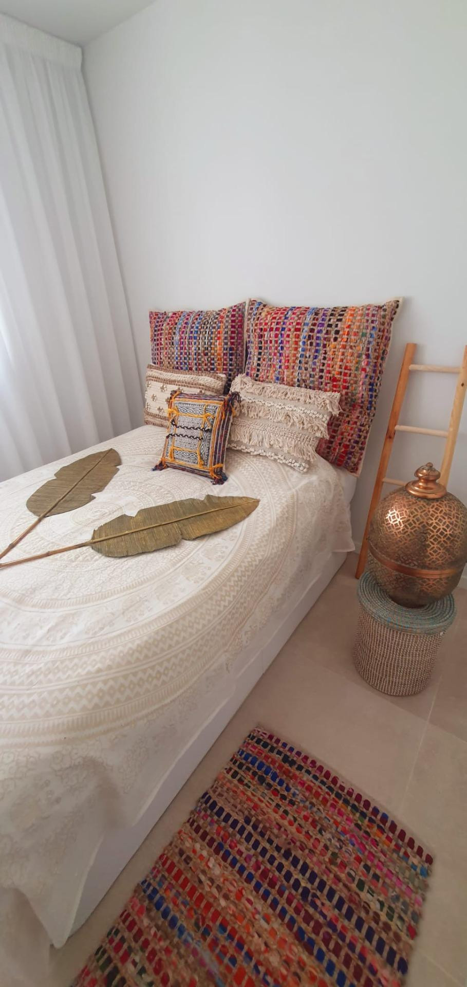 Nuevo apartamento en planta baja con jardín a 200m del mar y - foto 3