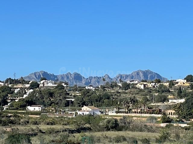 Parcela rustica plana con licencia de obra cerca de Benissa con buenas vistas.