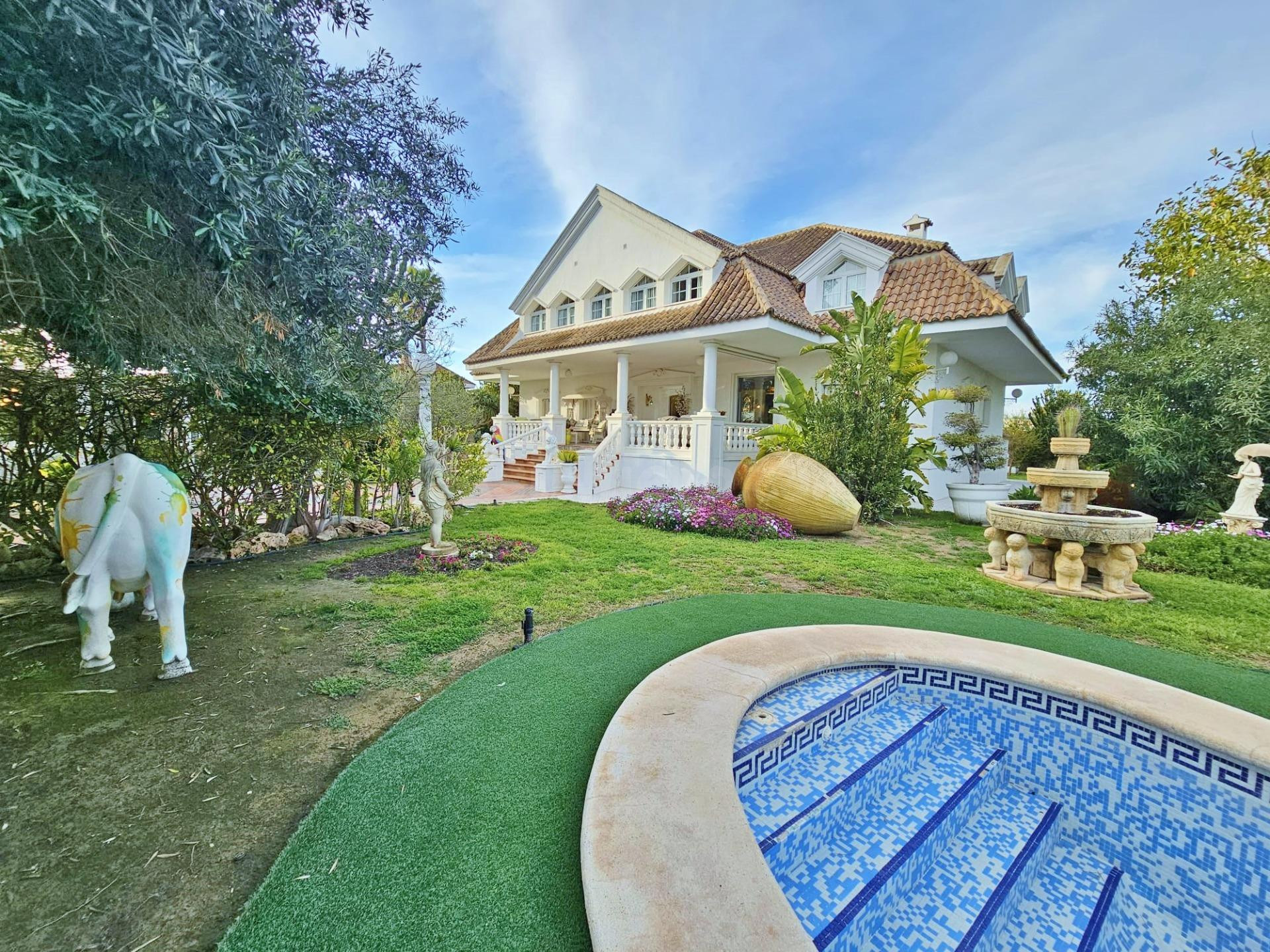 Espectacular chalet independiente con gran parcela y piscina en San Vicente del Raspeig en zona tranquila