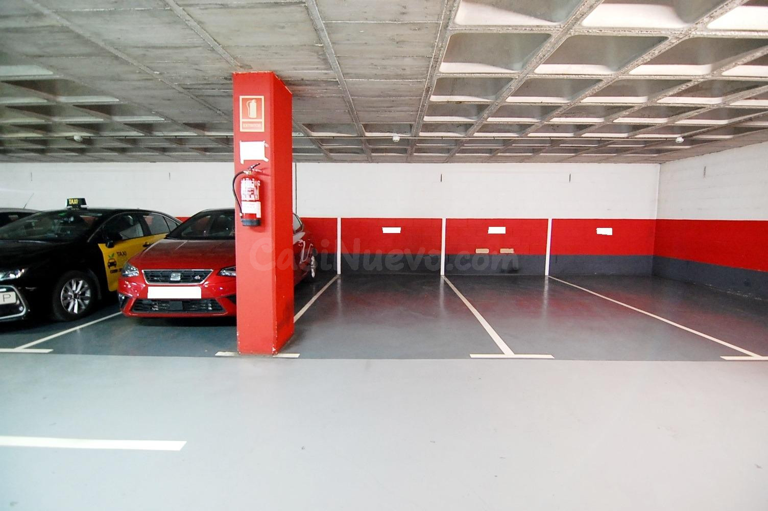 Amplia Plaza de Garaje en Badalona - Seguridad y Comodidad