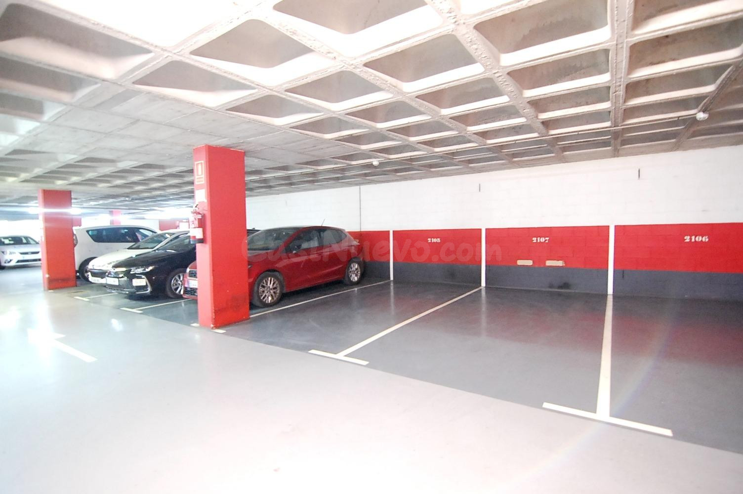 Amplia Plaza de Garaje en Badalona - Seguridad y Comodidad - foto 2