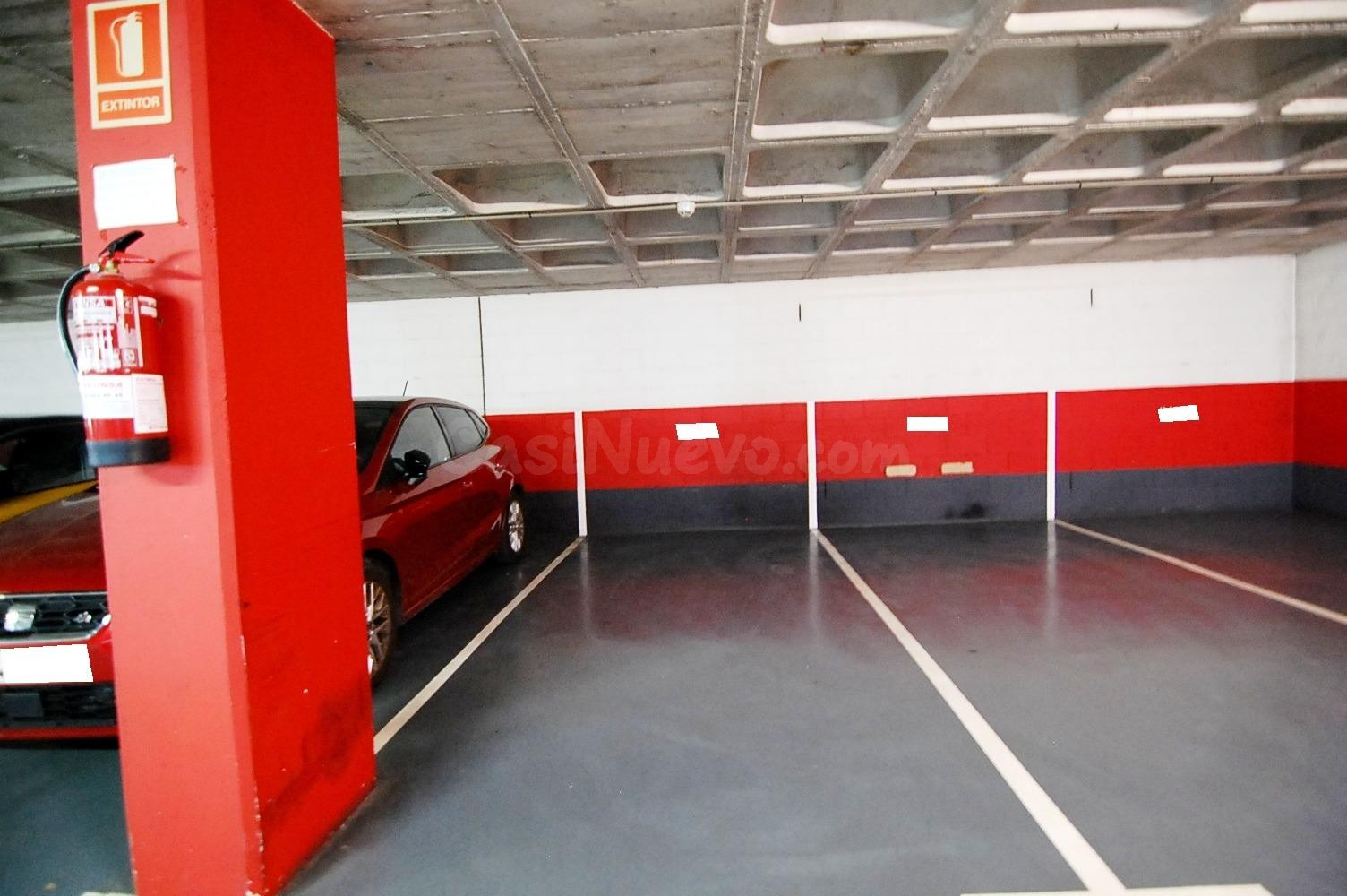Amplia Plaza de Garaje en Badalona - Seguridad y Comodidad - foto 3