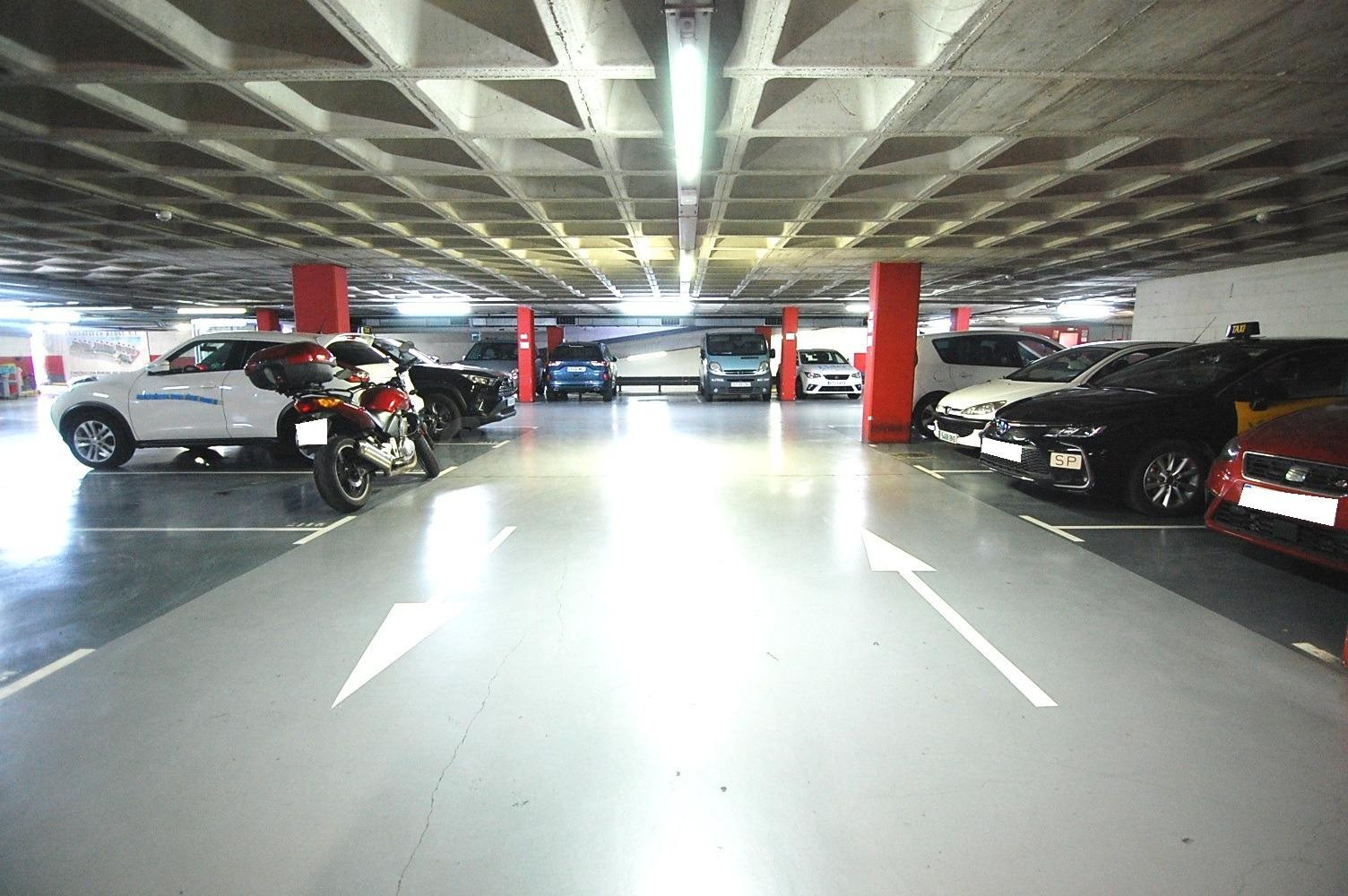 Amplia Plaza de Garaje en Badalona - Seguridad y Comodidad - foto 4
