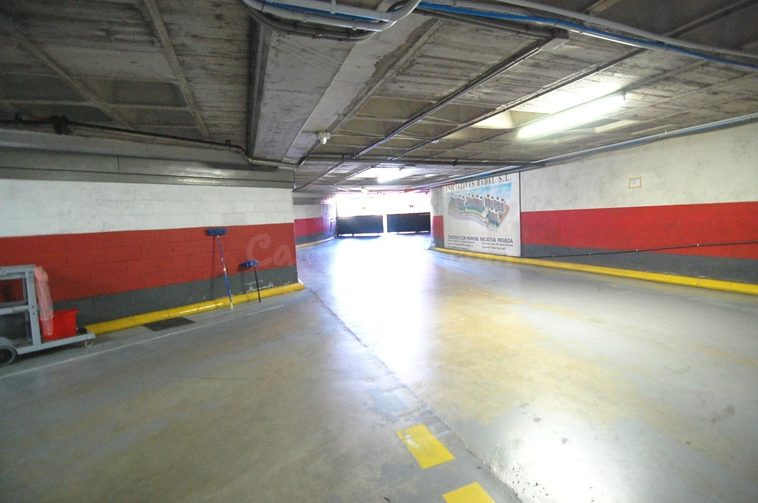 Amplia Plaza de Garaje en Badalona - Seguridad y Comodidad - foto 5