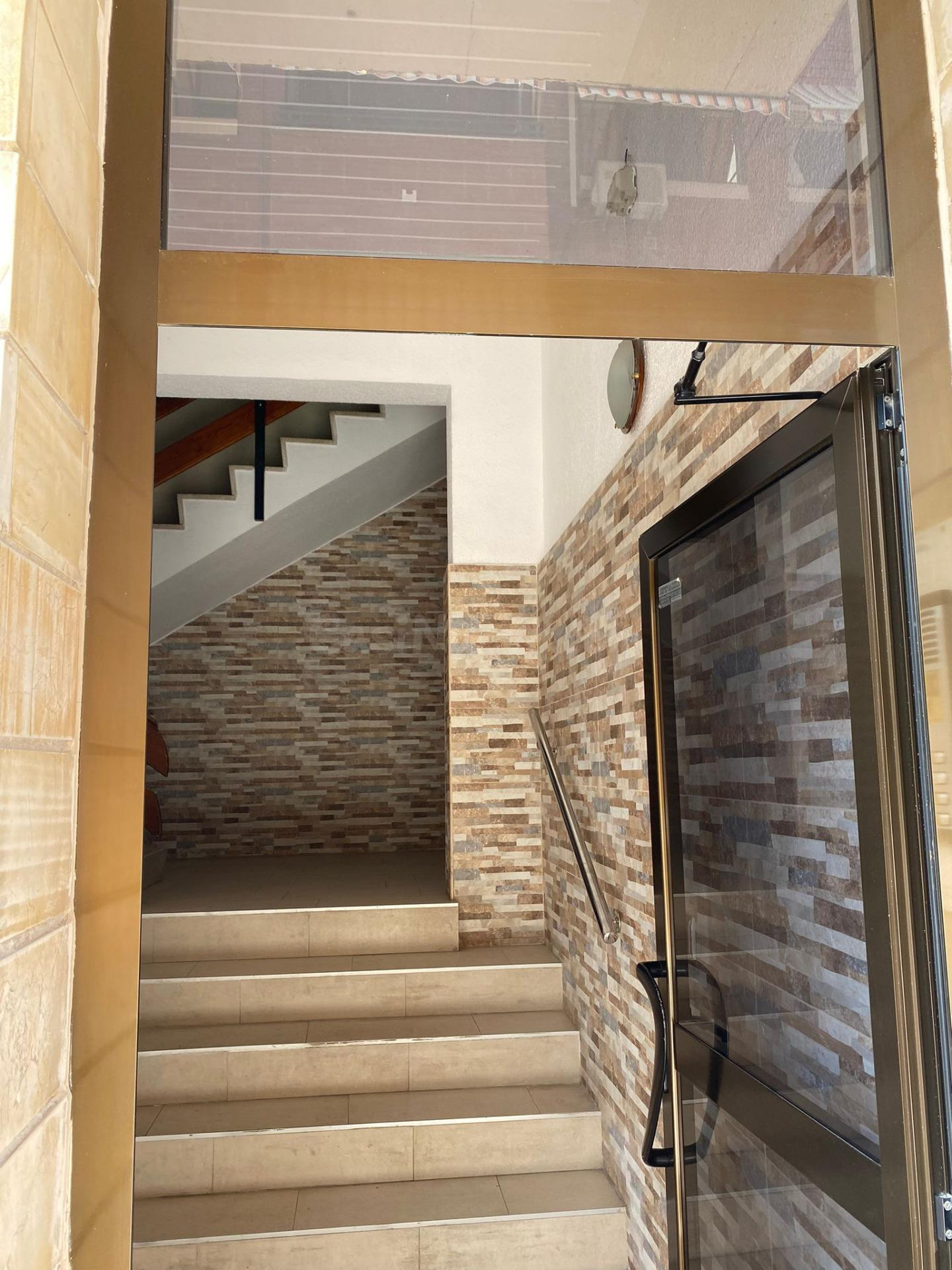 Amplio apartamento de 3 habitaciones en zona consolidada de 