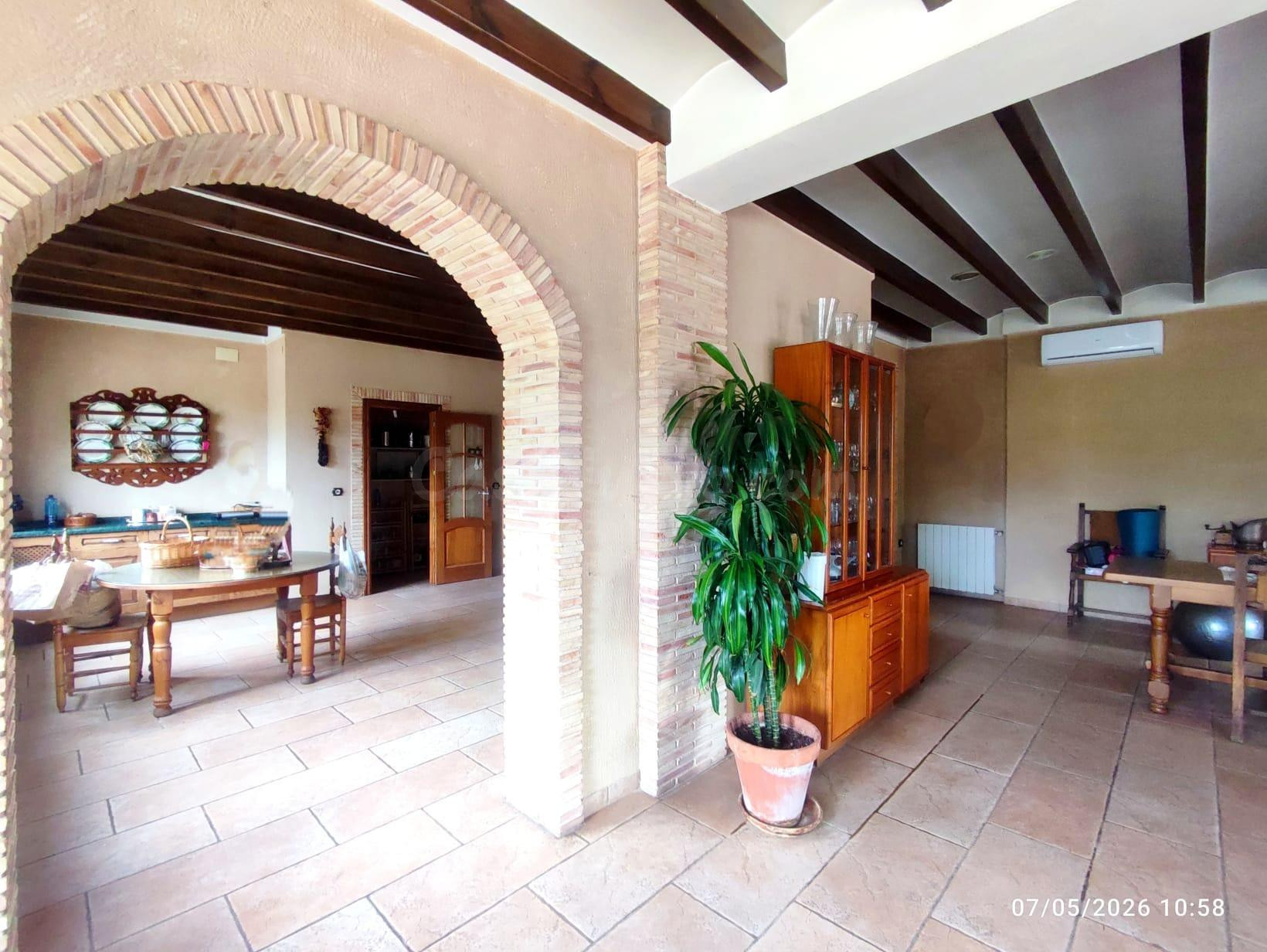 Chalet con encanto y gran porche con vistas, piscina y esencia mediterránea junto a Castalla