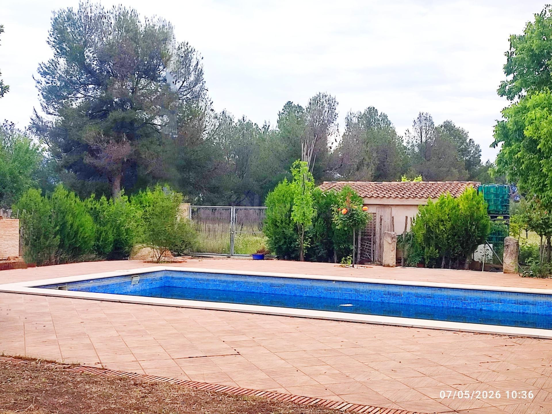 Chalet con encanto y gran porche con vistas, piscina y esenc - foto 3