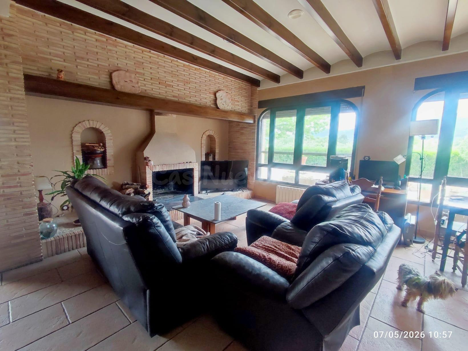 Chalet con encanto y gran porche con vistas, piscina y esenc - foto 5