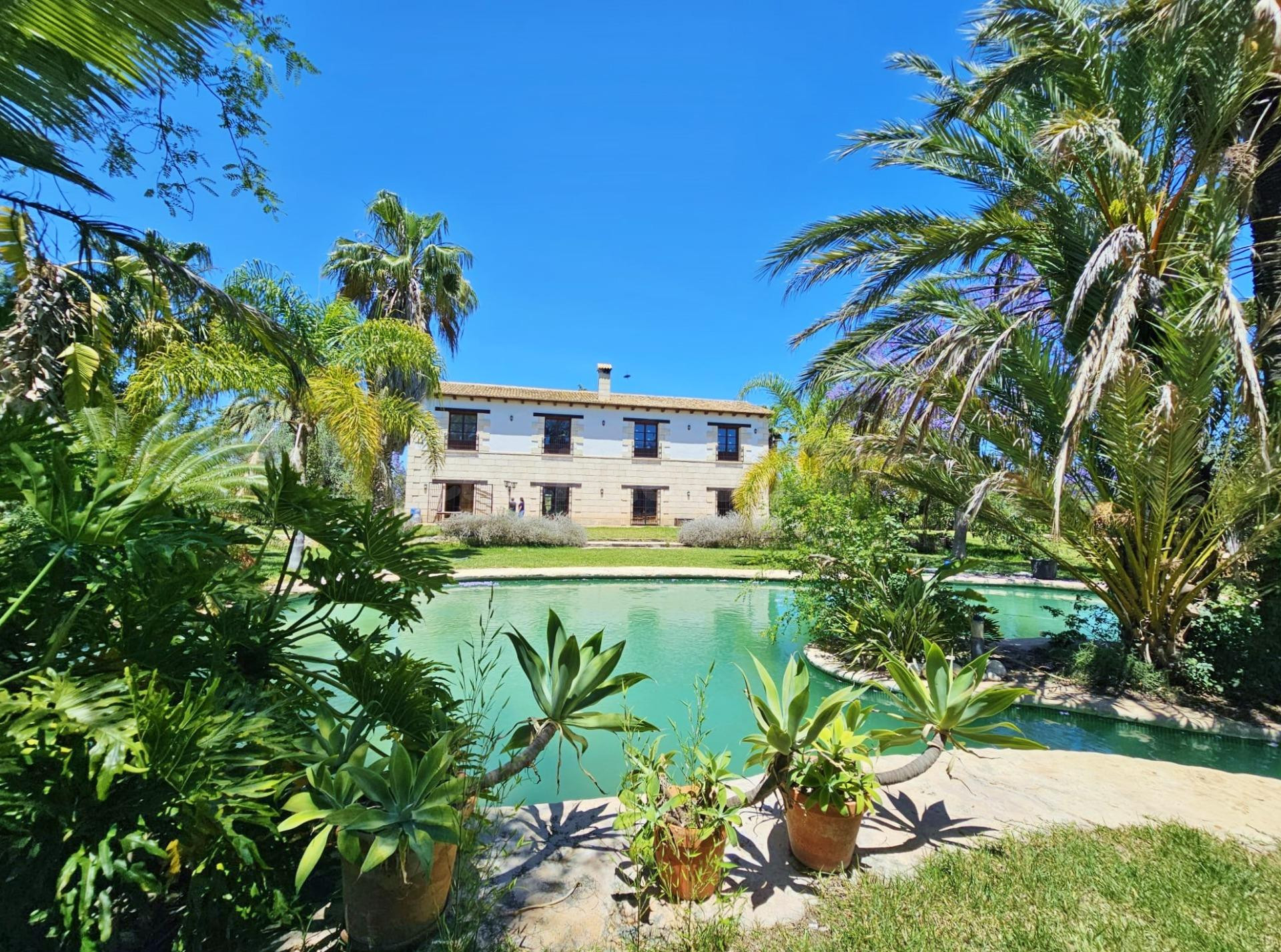 Exclusivo chalet independiente en Valverde con amplia parcel