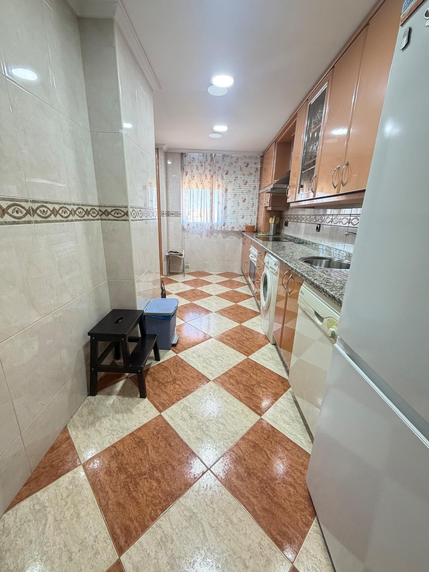 ¡Amplio piso en alquiler en el corazón de Pino Montano! - foto 4