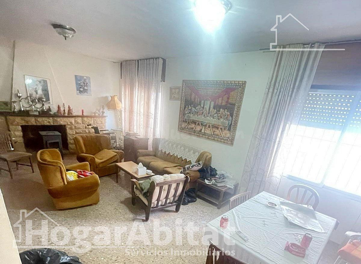 ¡OPORTUNIDAD DE INVERSIÓN! CHALET CON TERRAZA Y PARCELA, EN  - foto 4