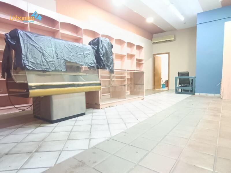 Amplio Local Comercial Reformado en San Roque,  Calle Isidro Pacense.