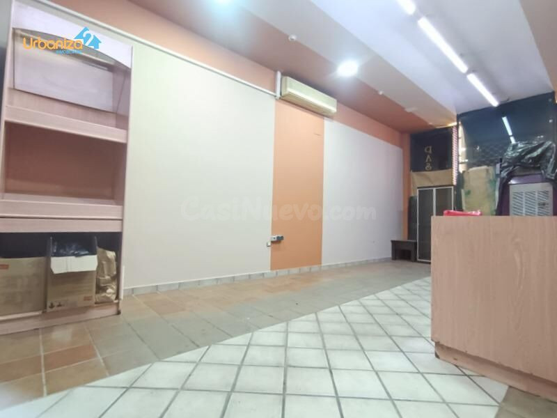 Amplio Local Comercial Reformado en San Roque, Calle Isidro  - foto 4