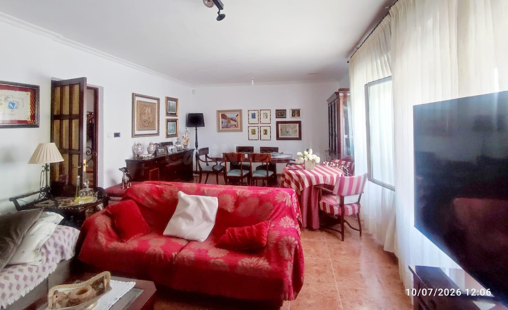 Chalet señorial con amplios espacios y jardín en un entorno tranquilo