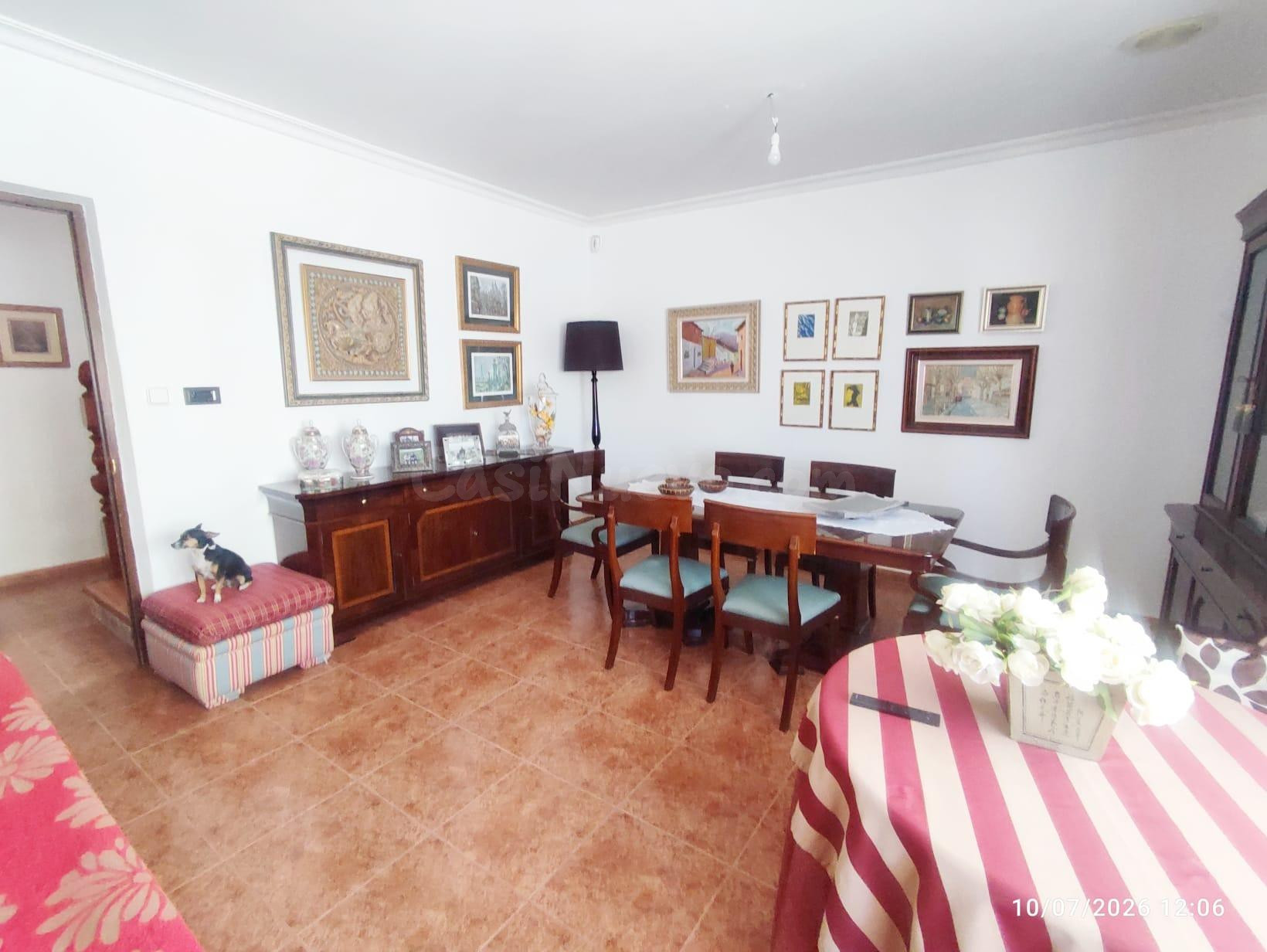 Chalet señorial con amplios espacios y jardín en un entorno tranquilo - foto 2