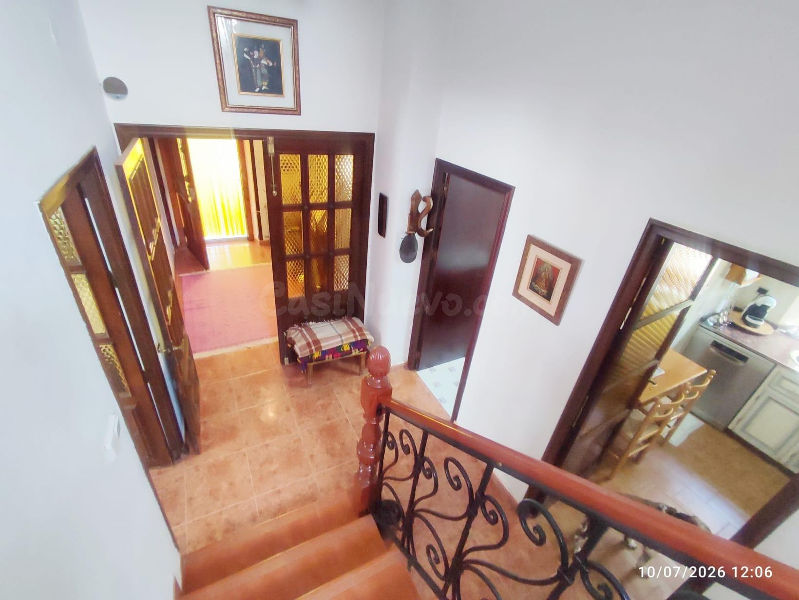 Chalet señorial con amplios espacios y jardín en un entorno tranquilo - foto 3