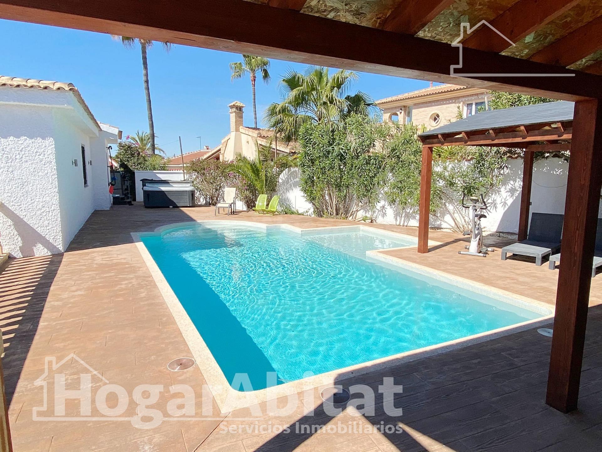 ¡A UN PASO DE LA PLAYA! PRECIOSO CHALET CON PISCINA, TERRAZA, GARAJE Y BARBACOA