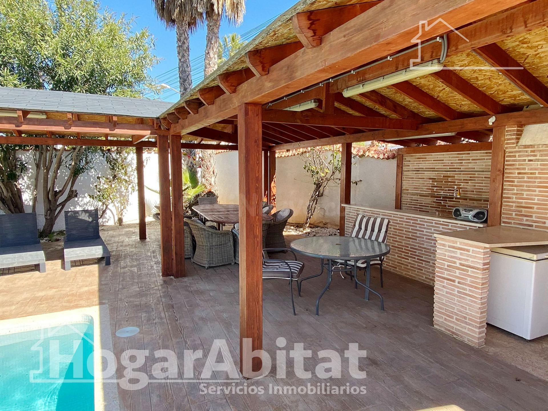 ¡A UN PASO DE LA PLAYA! PRECIOSO CHALET CON PISCINA, TERRAZA - foto 2