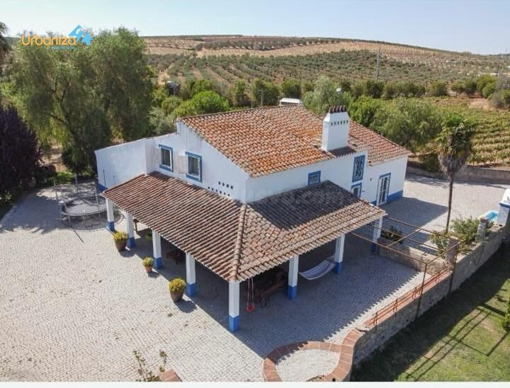 Majestuosa Finca Rústica en Campo Maior con Amplios Espacios y Modernas Comodidades