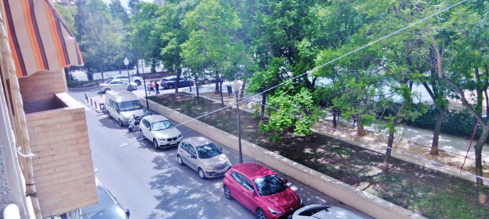 Luminoso piso con terraza de 8 m2 en Plaza La Viña