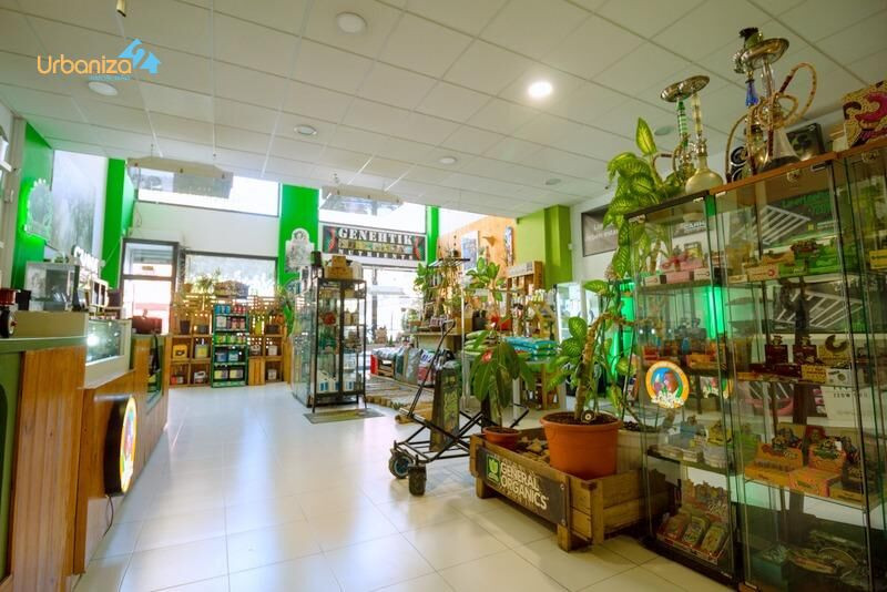 EXPECTACULAR LOCAL SITUADO EN LA ZONA COMERCIAL DE SAN ROQUE CON GRANDES ESCAPARATES