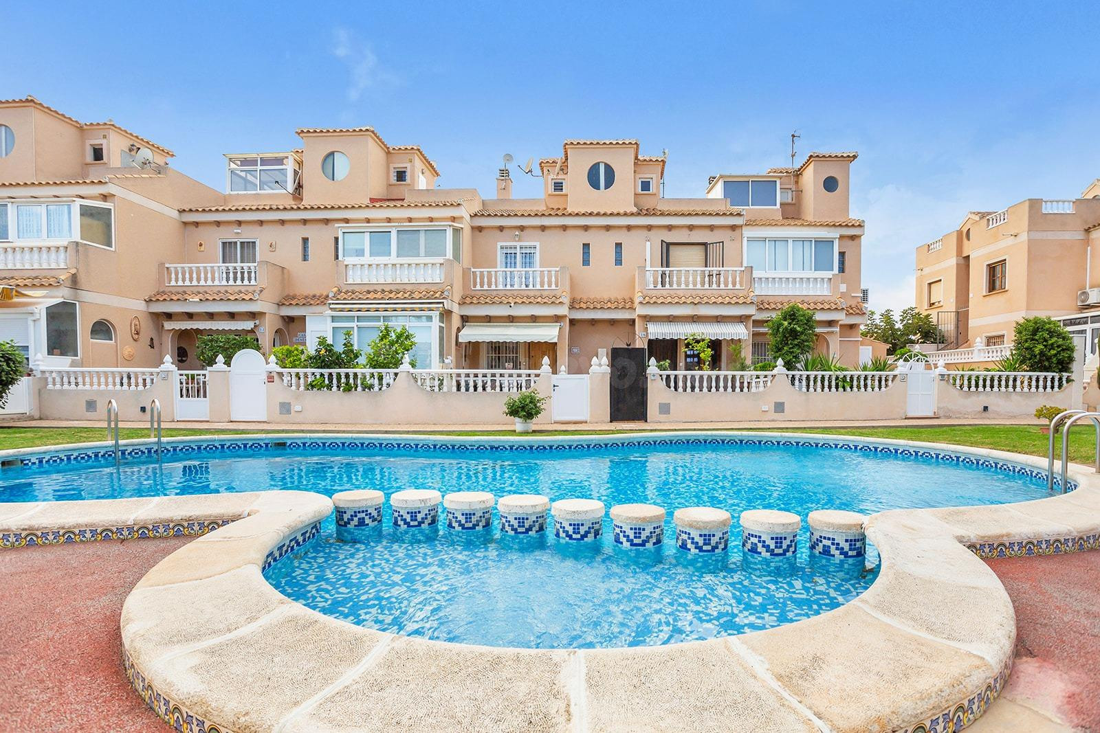 Dúplex de 2 dormitorios + 2 baños  con jardín, solárium y piscina comunitaria.