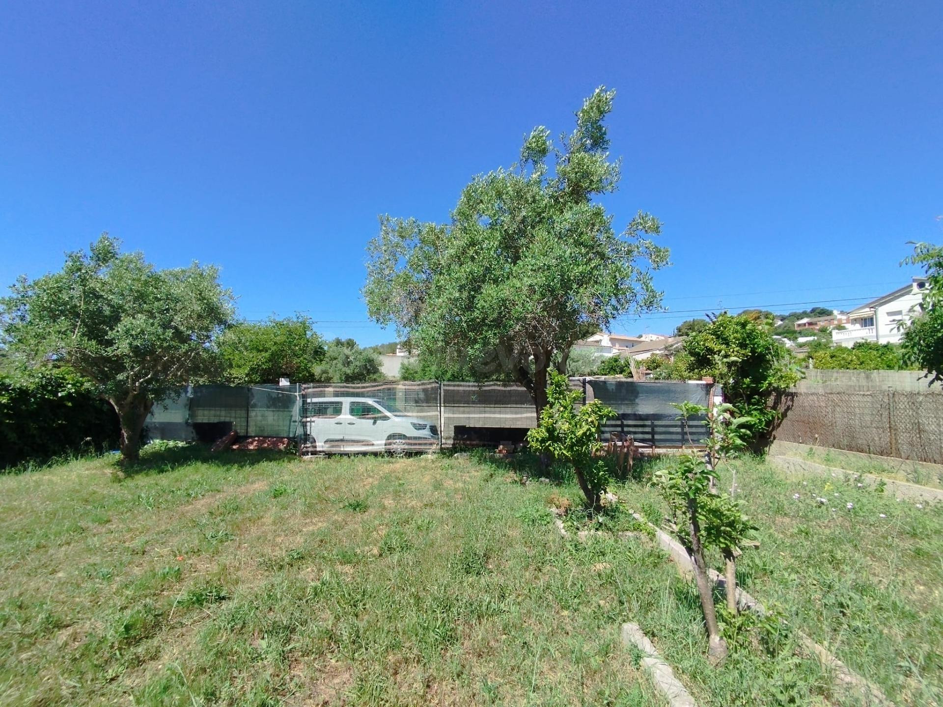 Terreno llano de 812m2 con caseta
