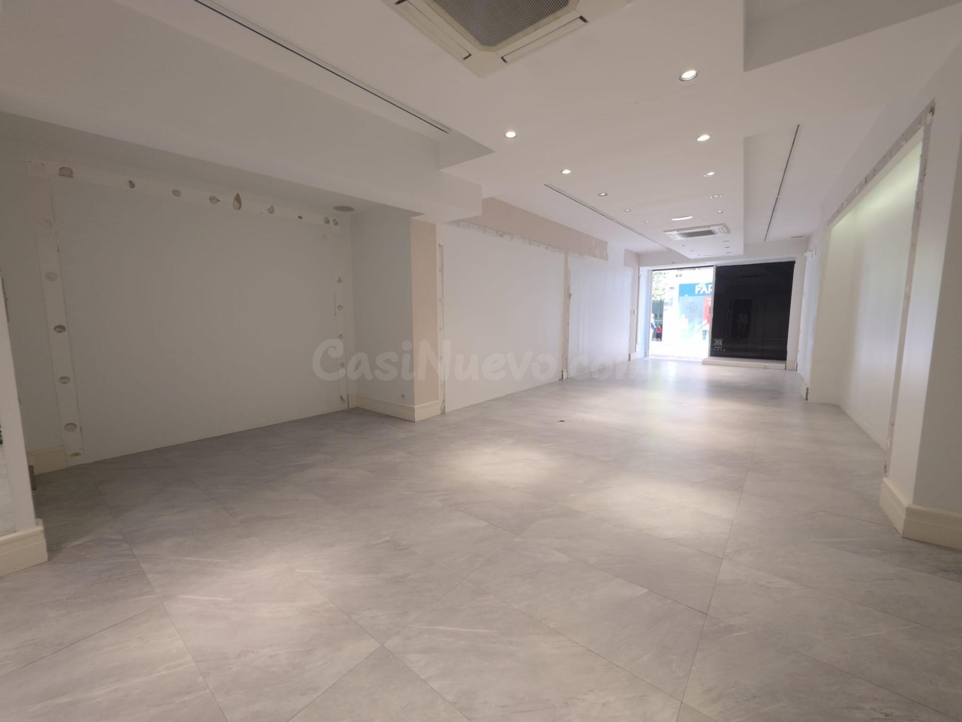 Amplio local comercial en alquiler en plena calle Regino Mar - foto 3