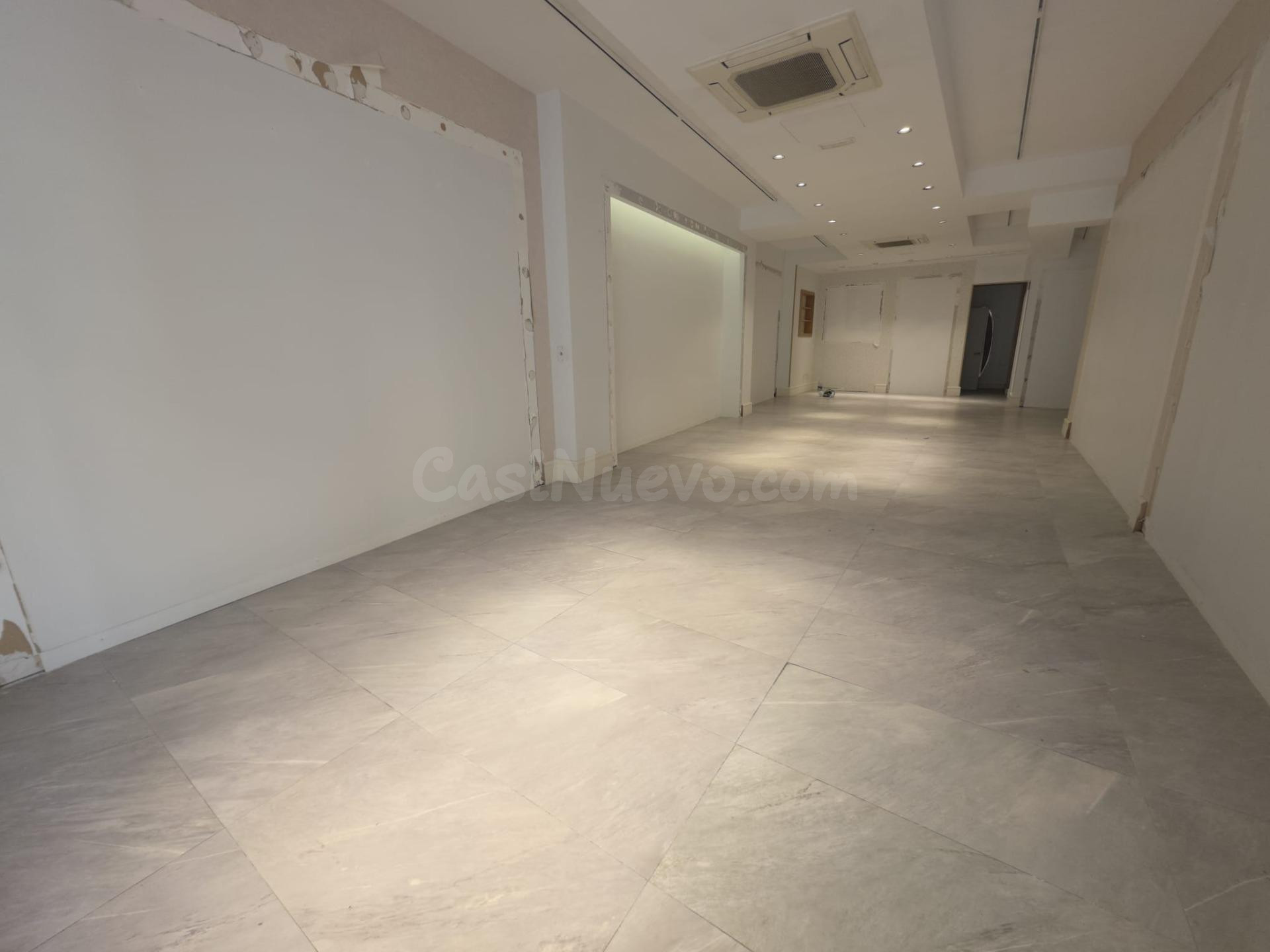 Amplio local comercial en alquiler en plena calle Regino Mar - foto 4