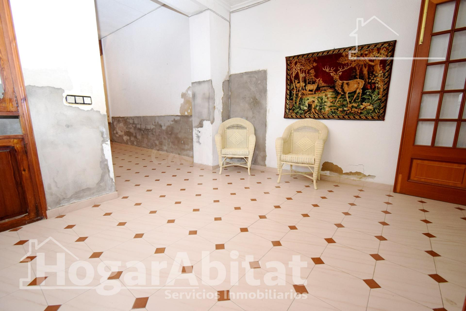 AMPLIA CASA CON TERRAZA Y GARAJE PARA HACER TU HOGAR DE SUEÑ - foto 3