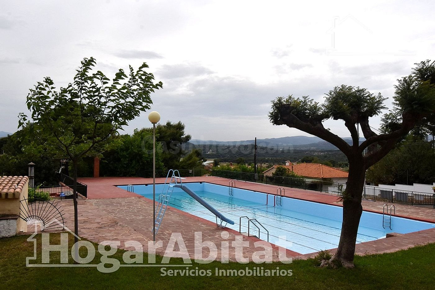 CHALET SEMINUEVO CON GARAJE, PISCINA Y AMPLIA PARCELA