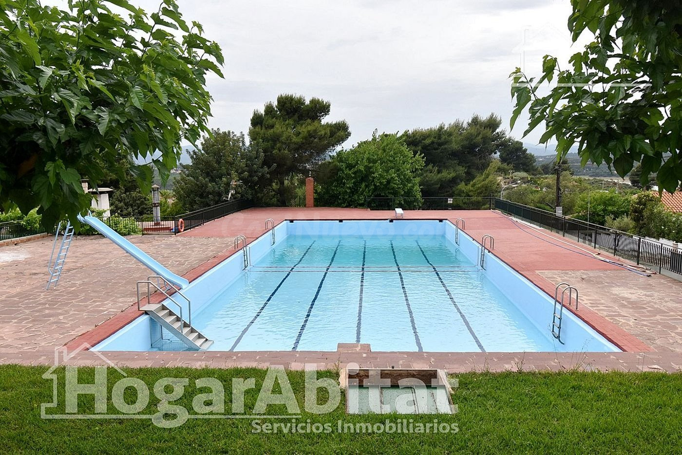 CHALET SEMINUEVO CON GARAJE, PISCINA Y AMPLIA PARCELA - foto 2