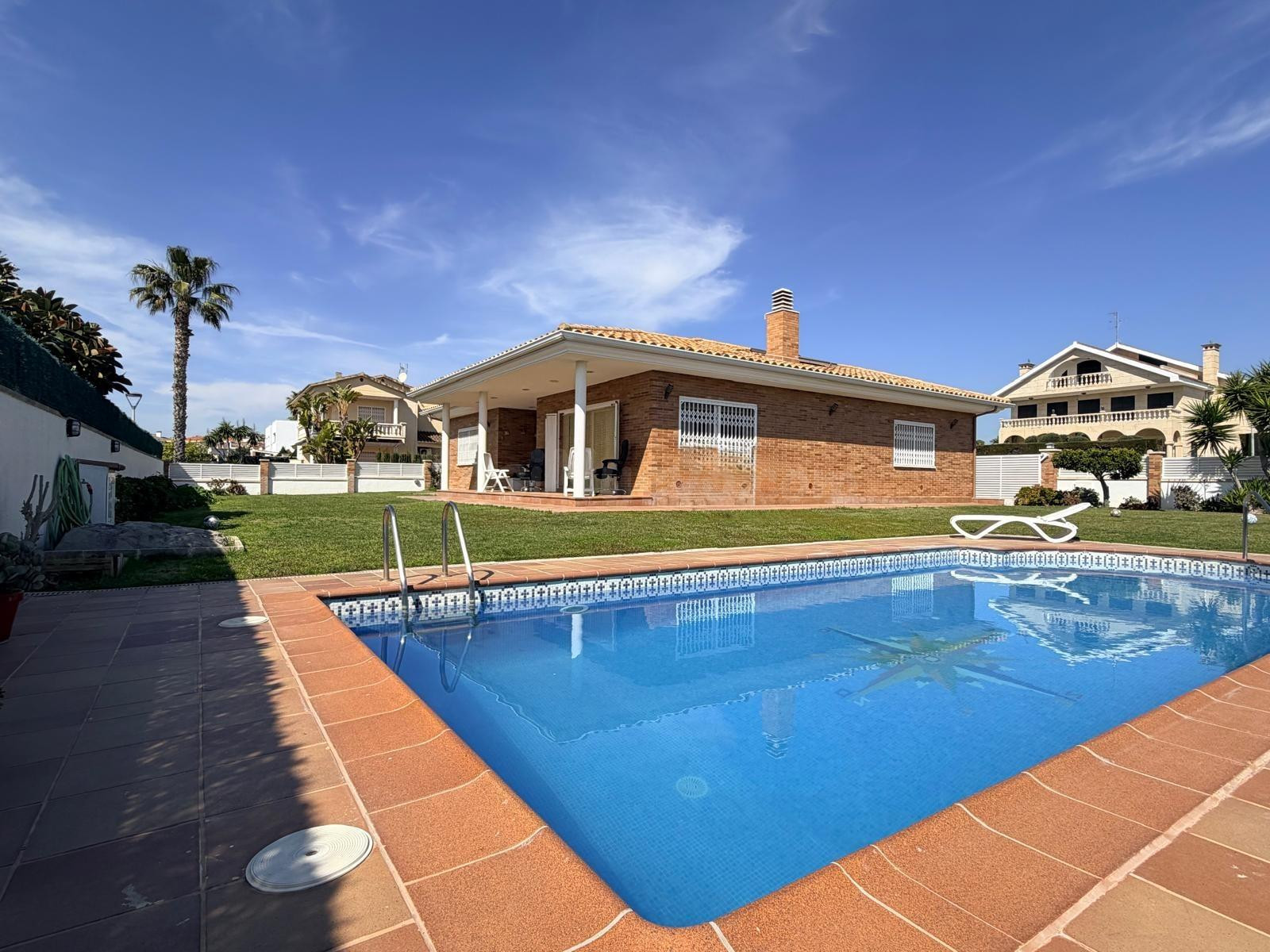 Chalet en una sola planta con piscina en la playa