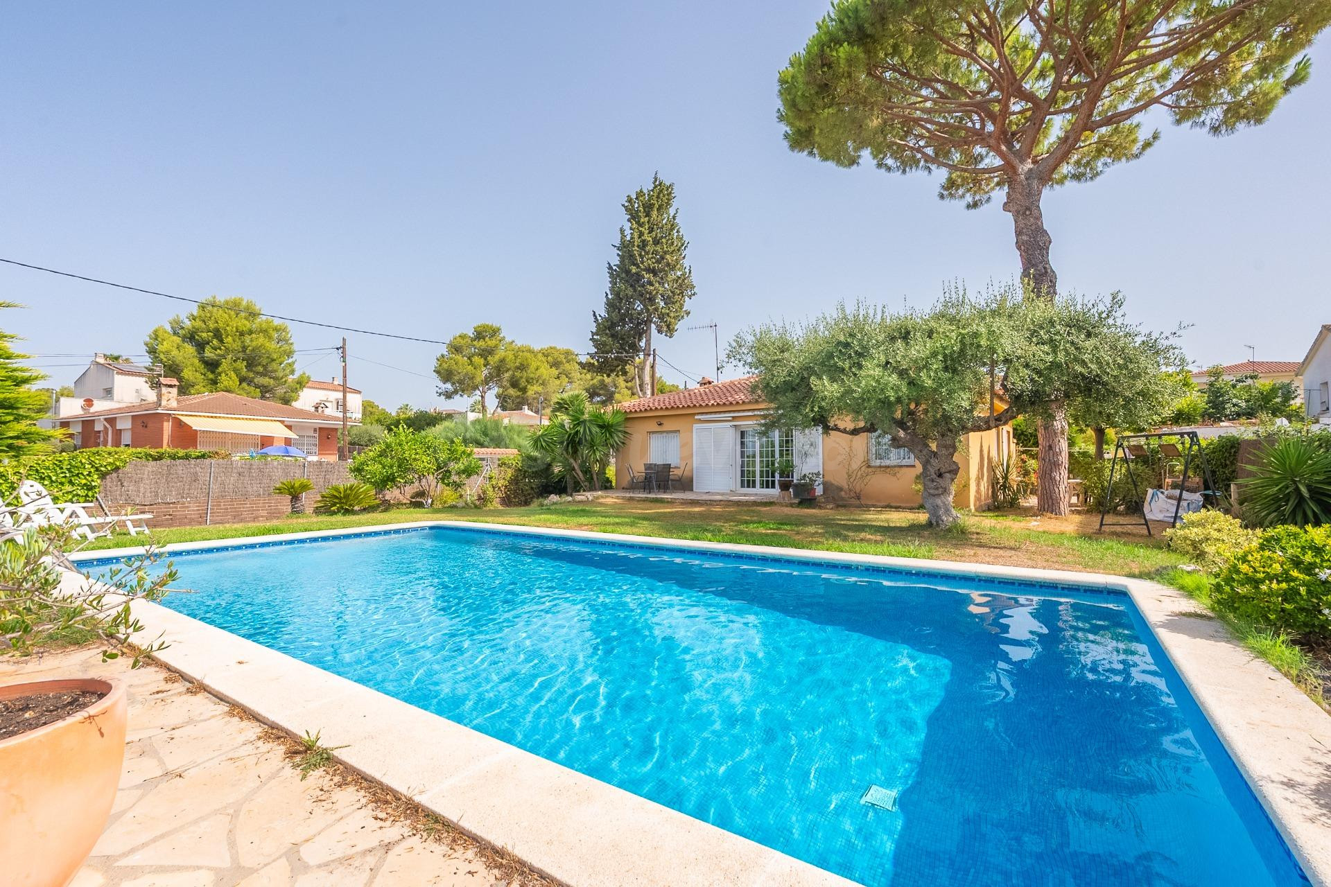 Casa de una sola planta de tres 4 habitaciones con piscina y