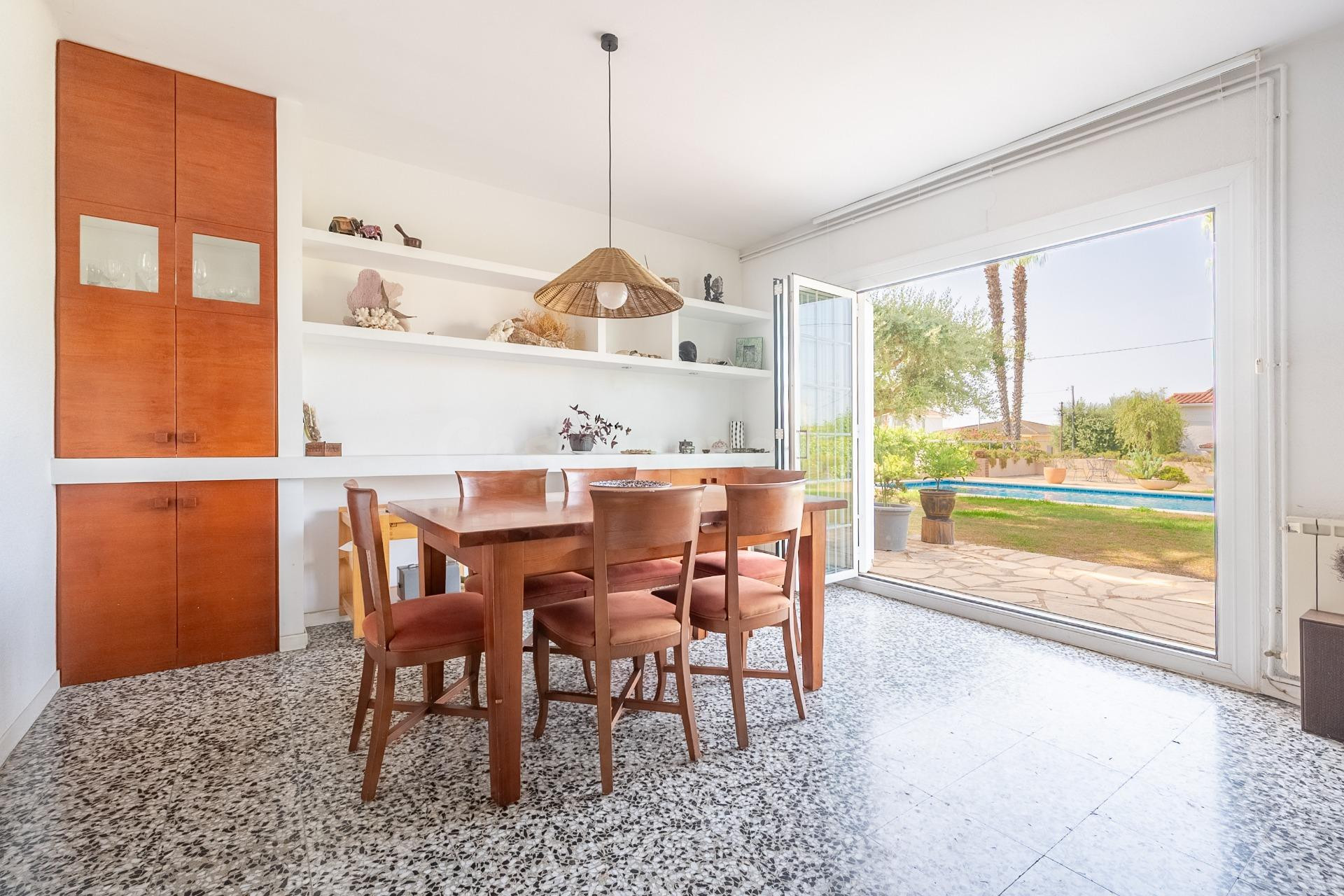 Casa de una sola planta de tres 4 habitaciones con piscina y - foto 4