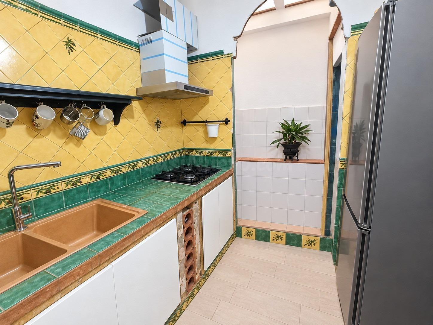Casa semicéntrica en la barriada de la Bajadilla en Algecira - foto 2
