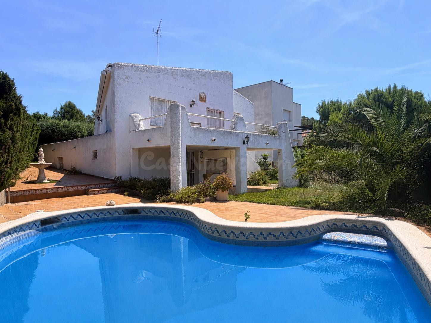 Chalet esquinero con piscina