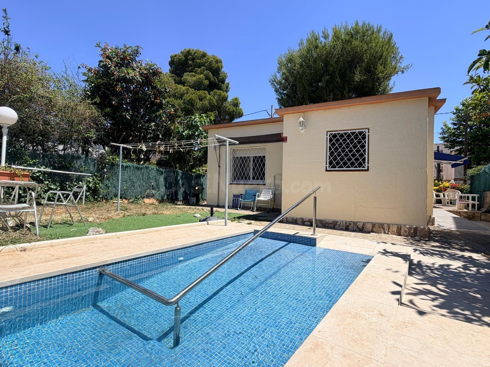 Chalet independiente con piscina y jardín en el centro de Segur